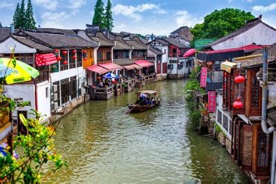 cittadina in cina vicino a shangai piena di canali